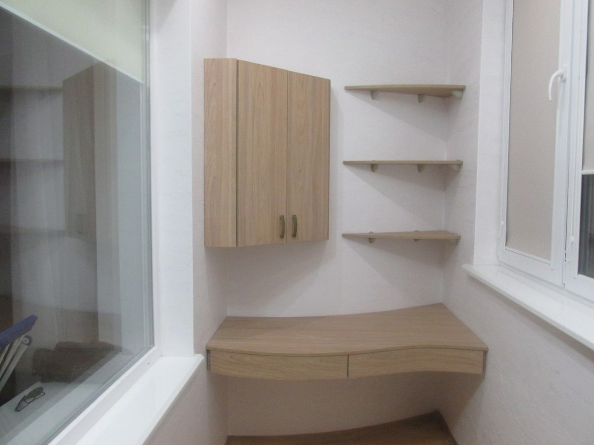 Угловые полки на балкон