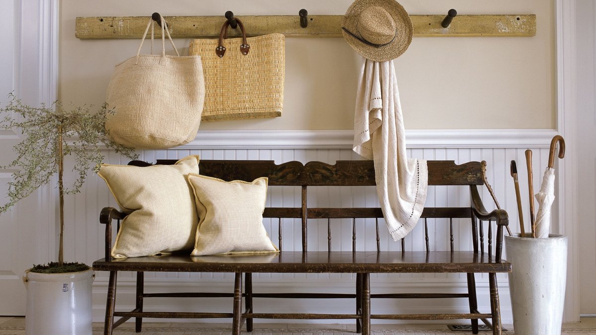 Простая скамья в интерьере