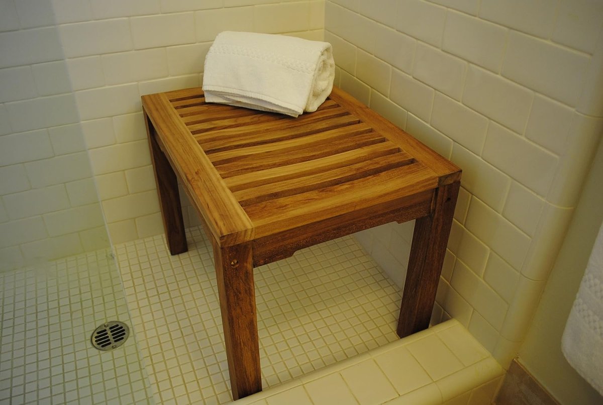 Стульчик для душевой деревянный