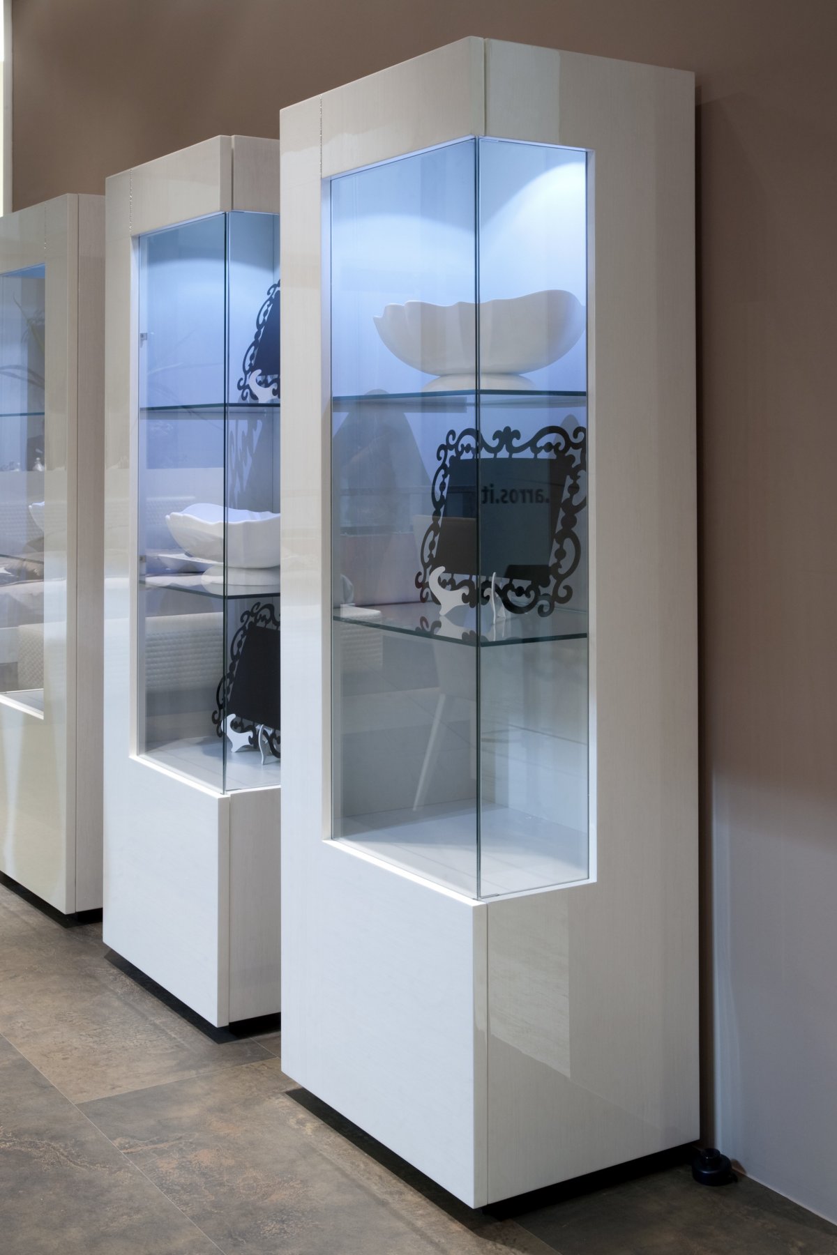 Витринный шкаф