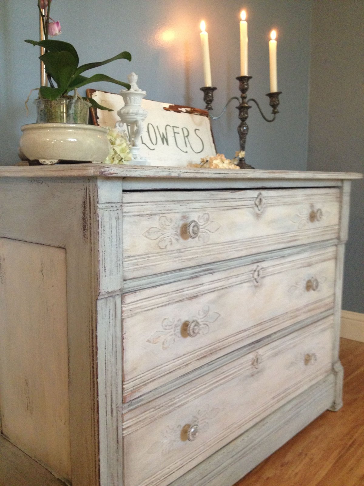 Белый старинный комод