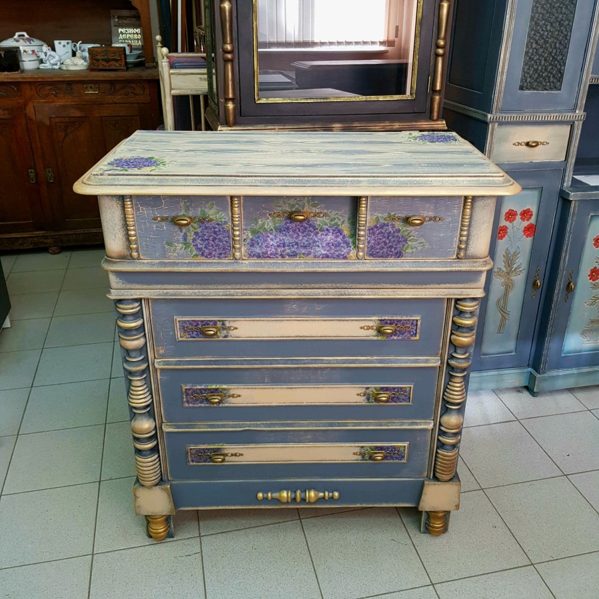 Декор на комоде