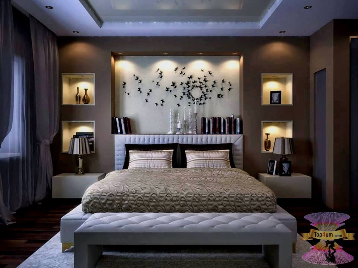 Стена над кроватью