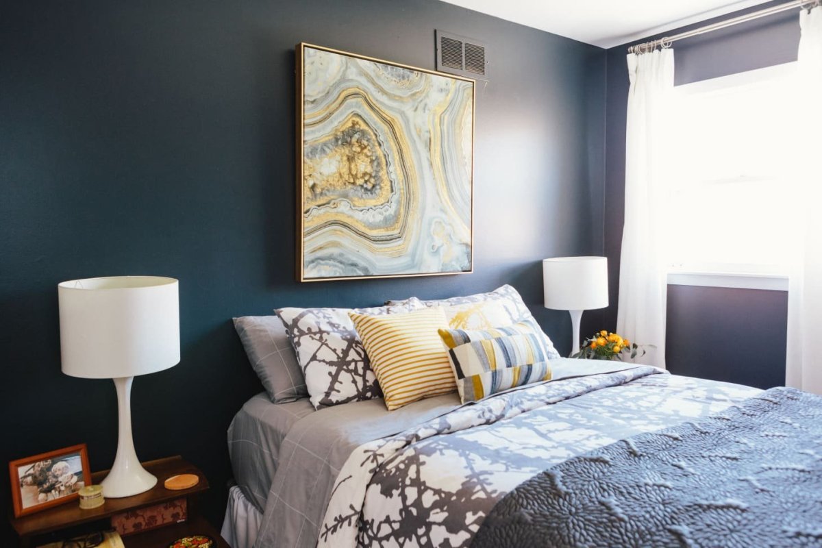 Стена в спальне над кроватью