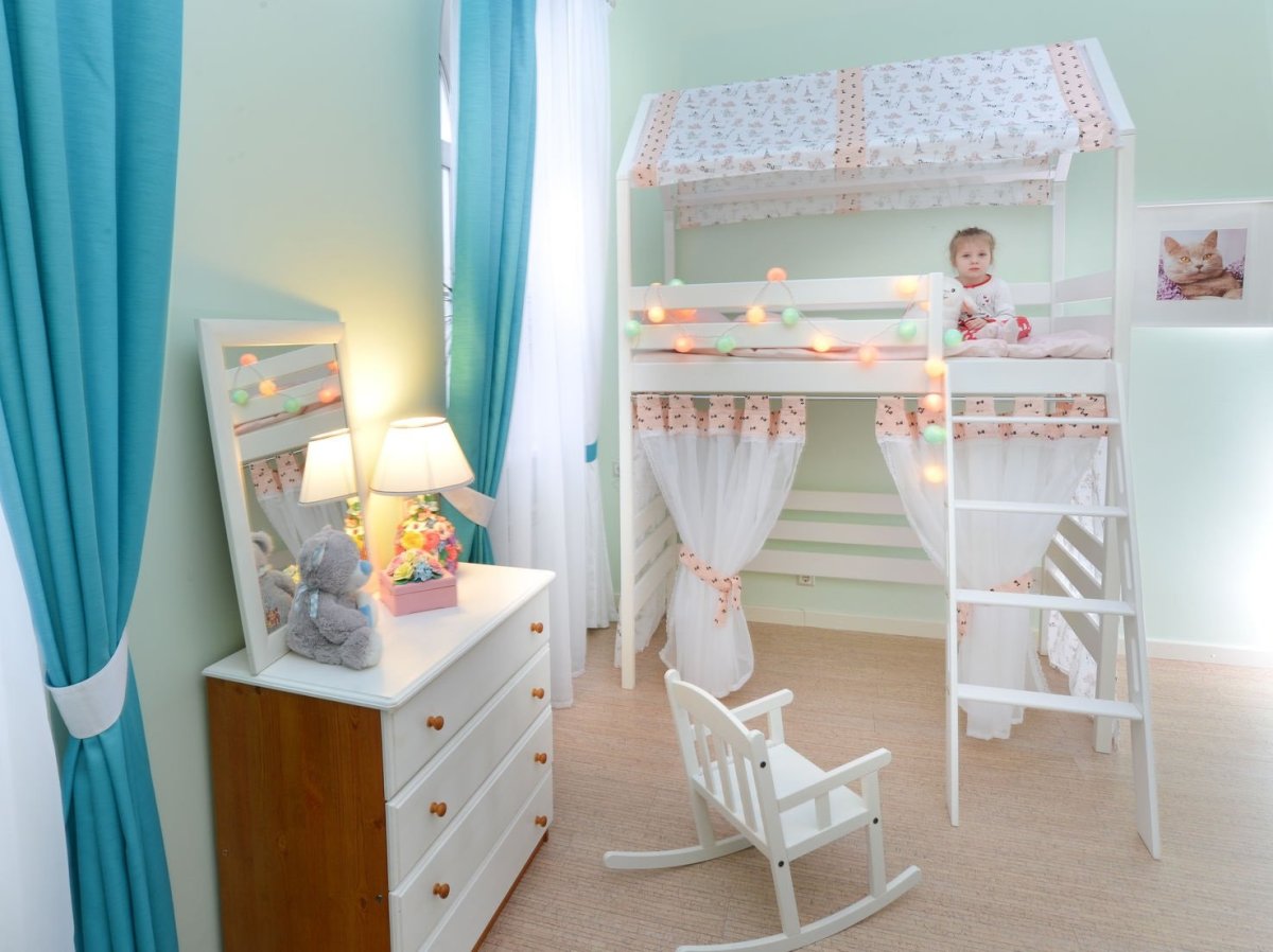 Детская кровать с занавесками