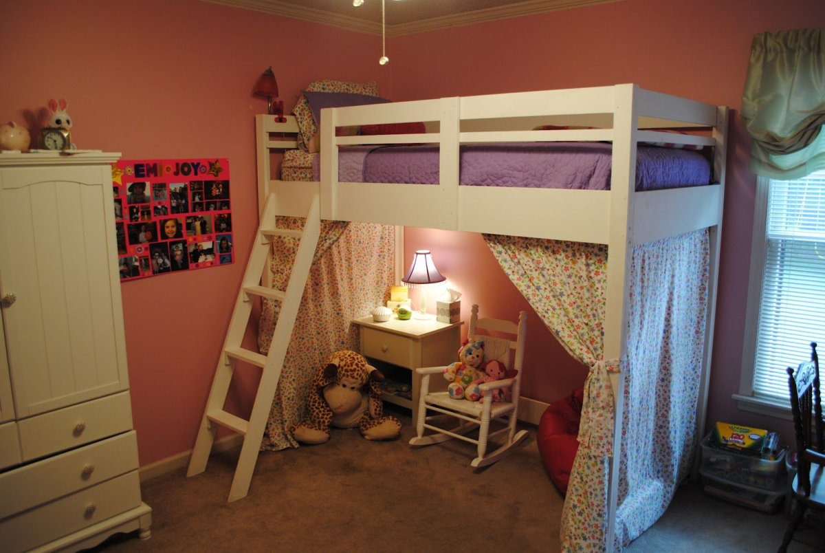 Штора над кроватью чердаком