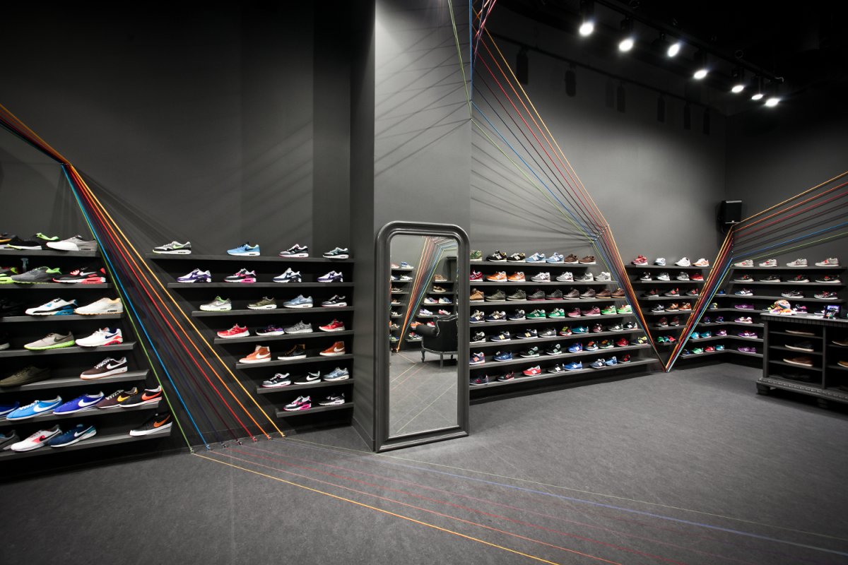 Магазин кроссовок интерьер