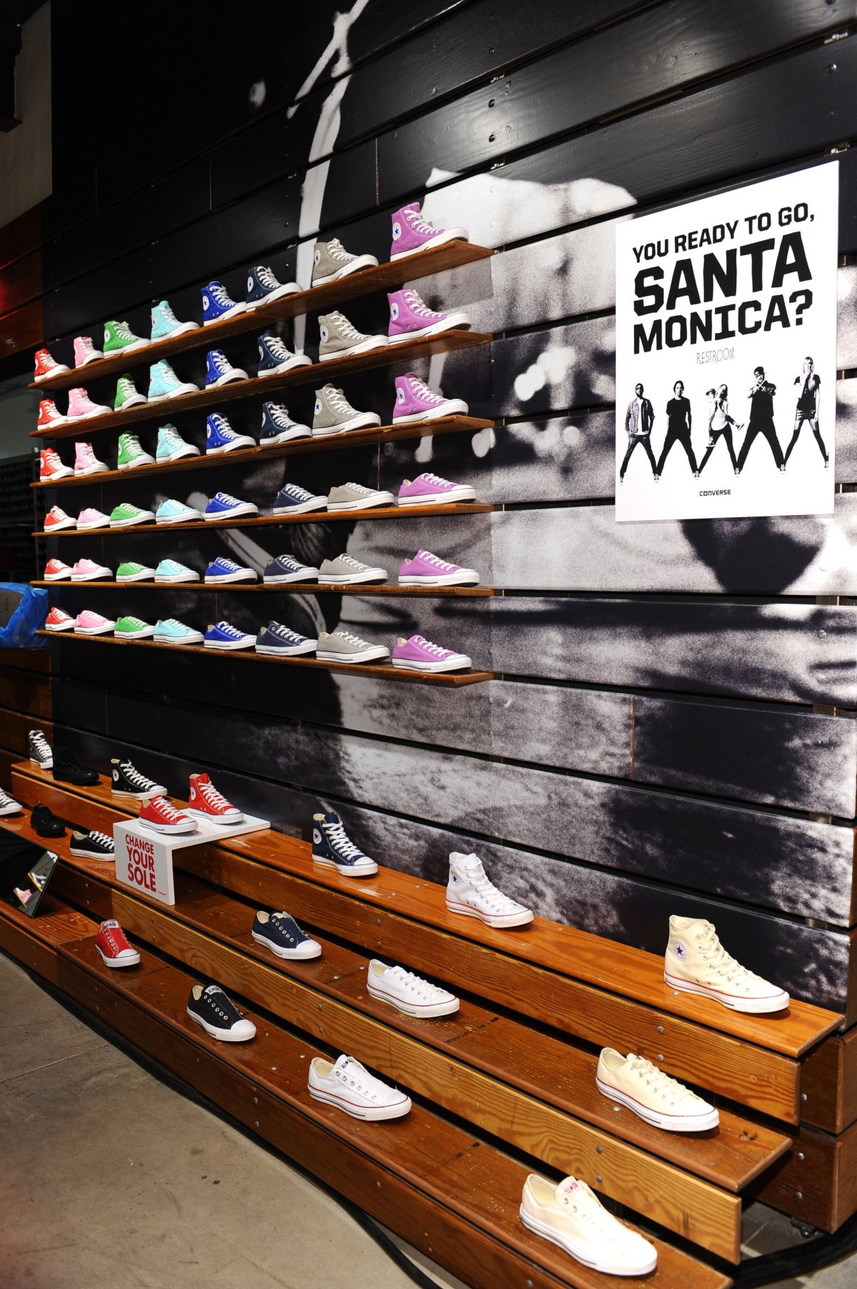 Витрина магазина конверс