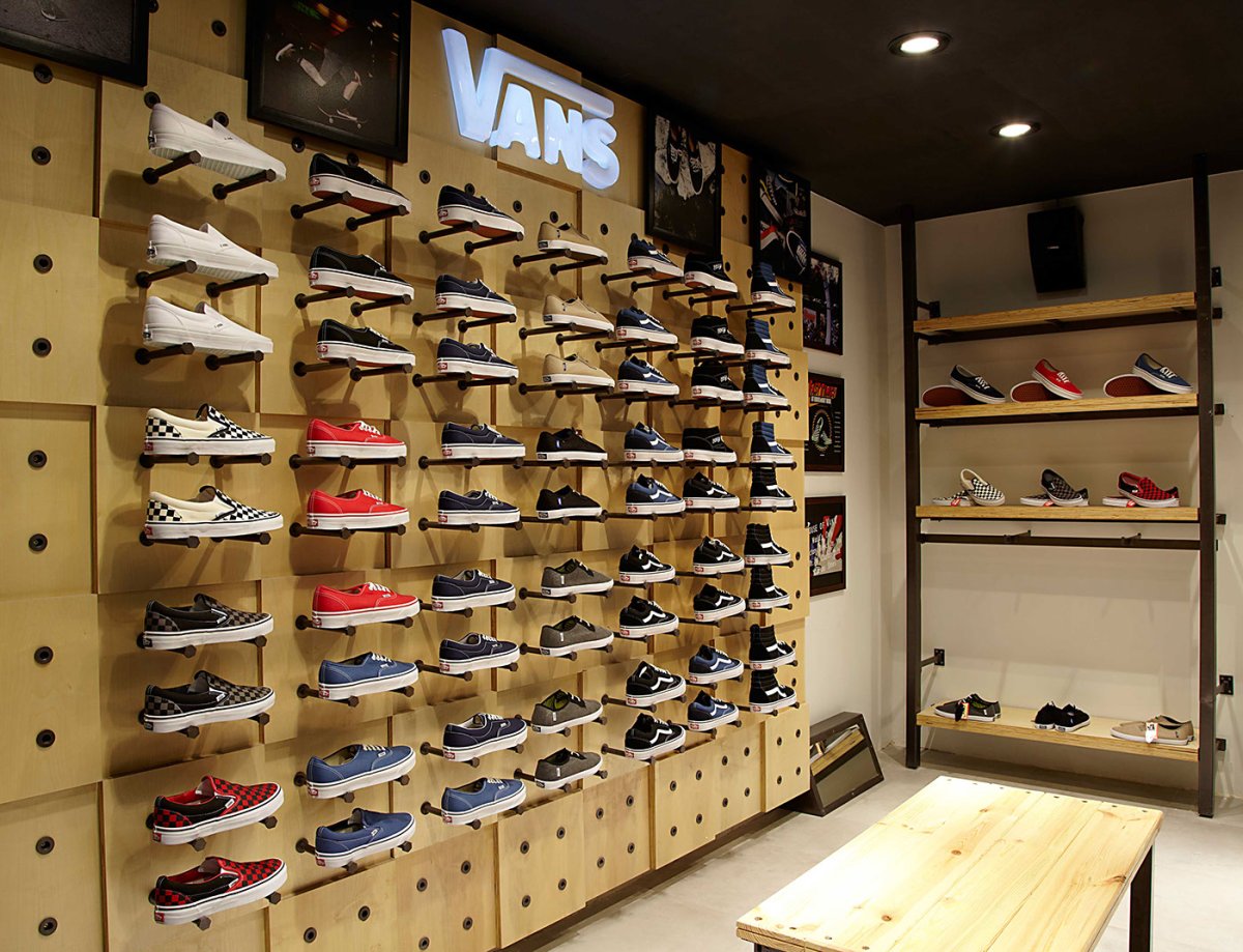 Полки для кроссовок в магазин