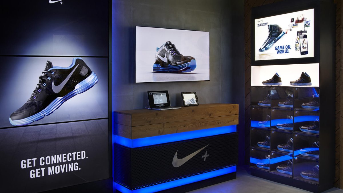 Витрина магазина кроссовок