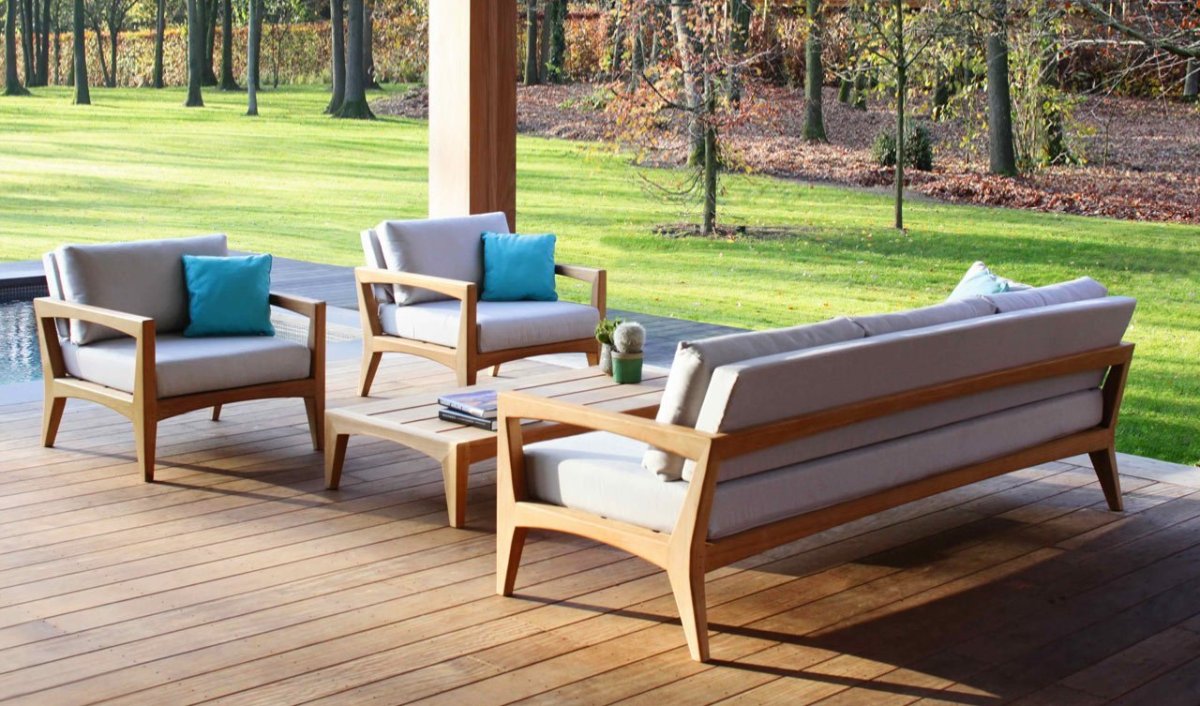 Стильная уличная мебель из дерева