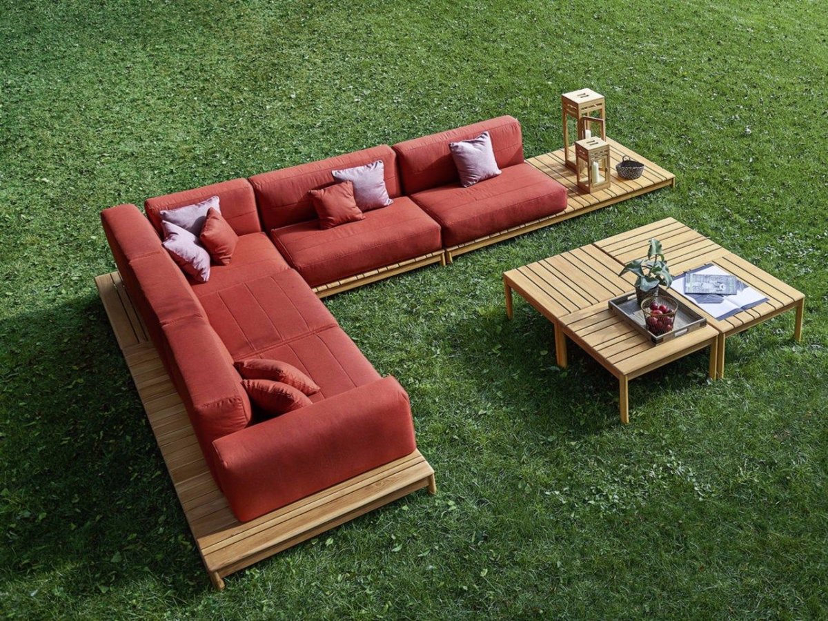 Мягкая мебель для лаунж зоны на открытом пространстве