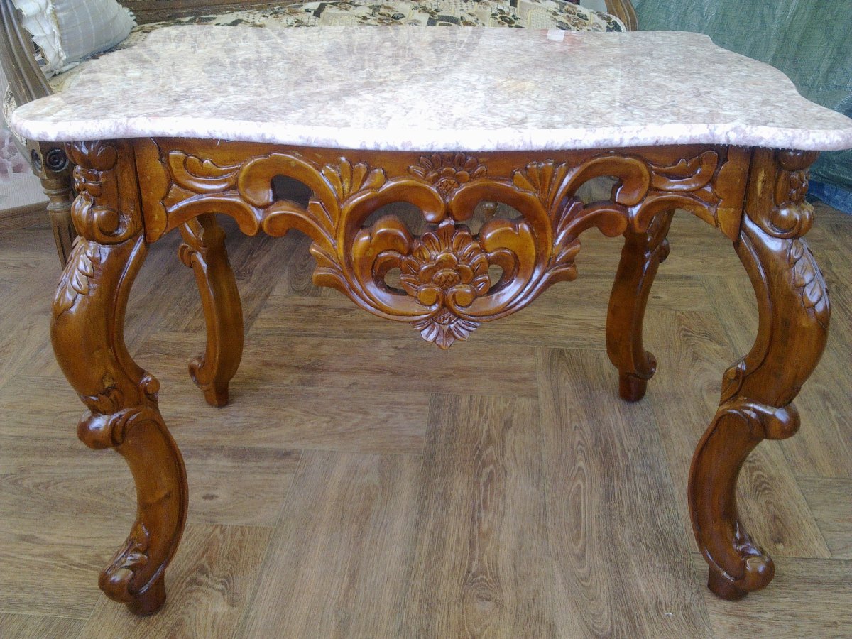 Резные столы и стулья