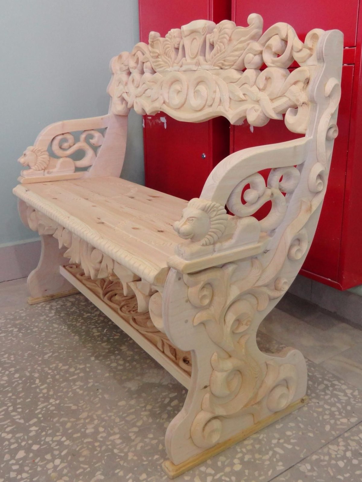 Резные лавочки из дерева