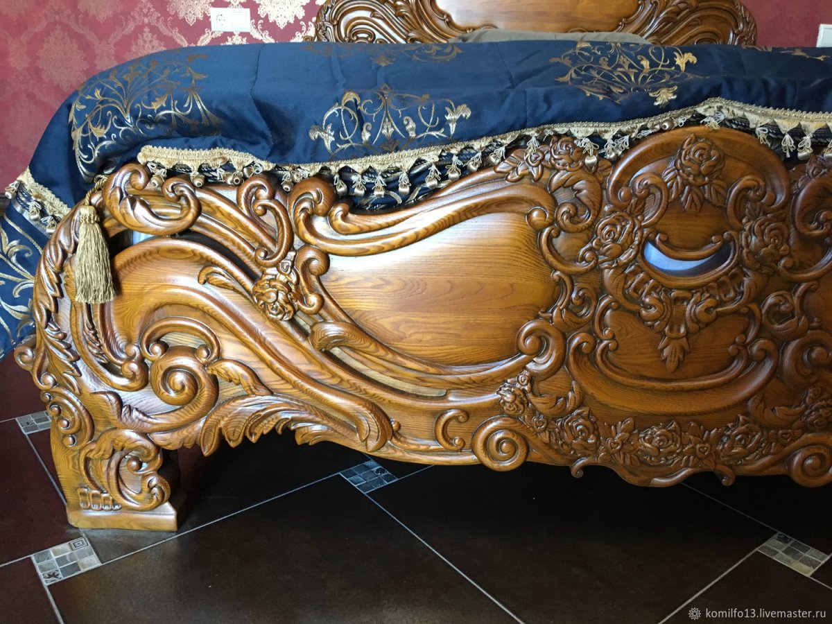 Резная кровать из дерева