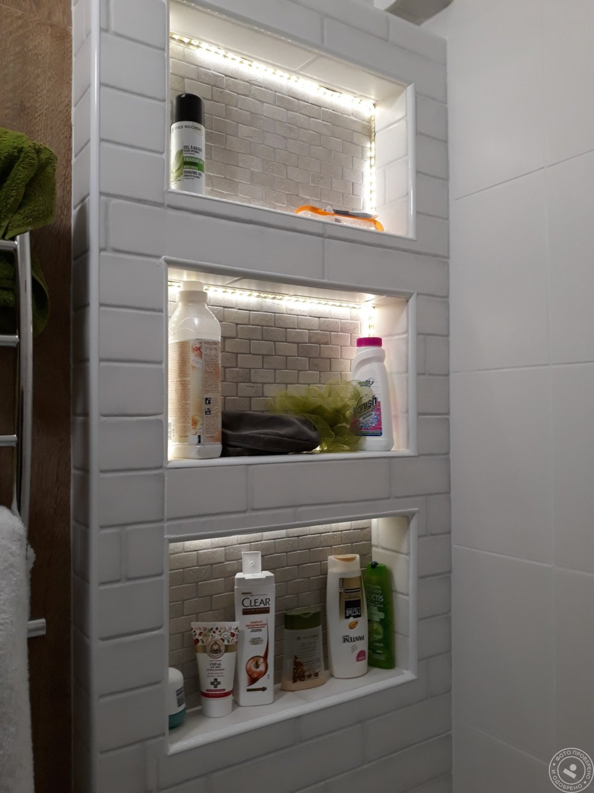 Ванна с полками из плитки