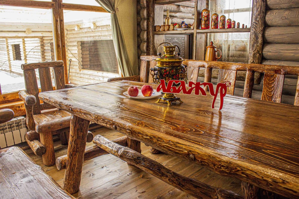 Мебель под старину из дерева свечи на столе