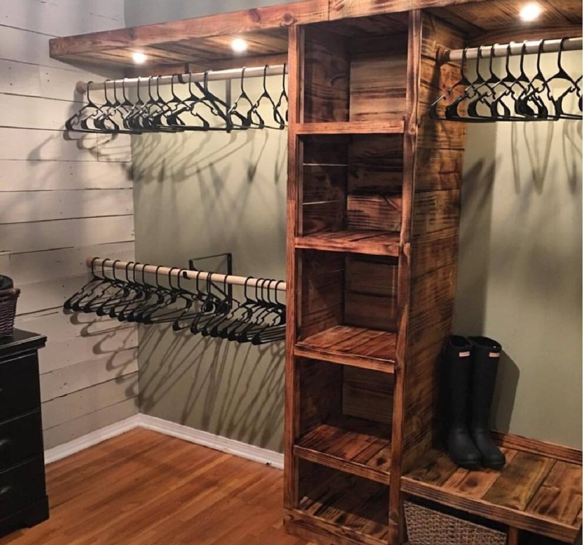 Стеллажи из дерева в гардероб