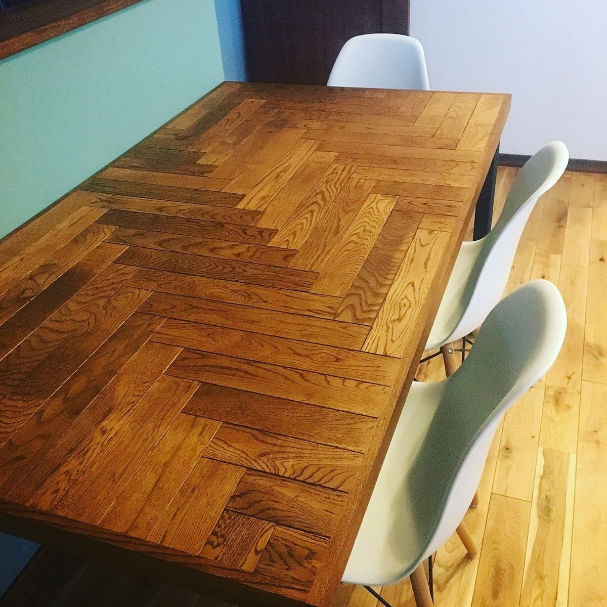 Стол из паркетной доски