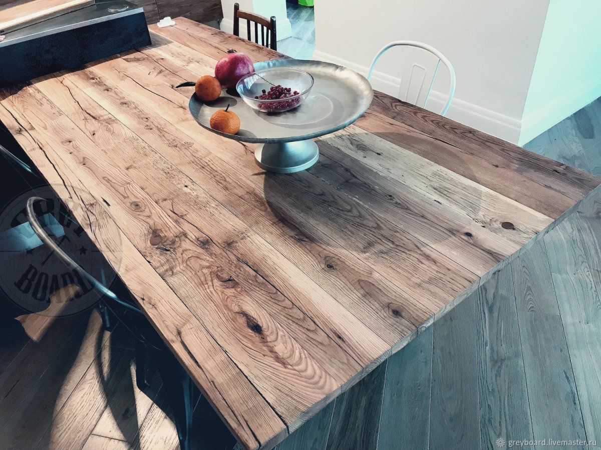 Стол из амбарной доски