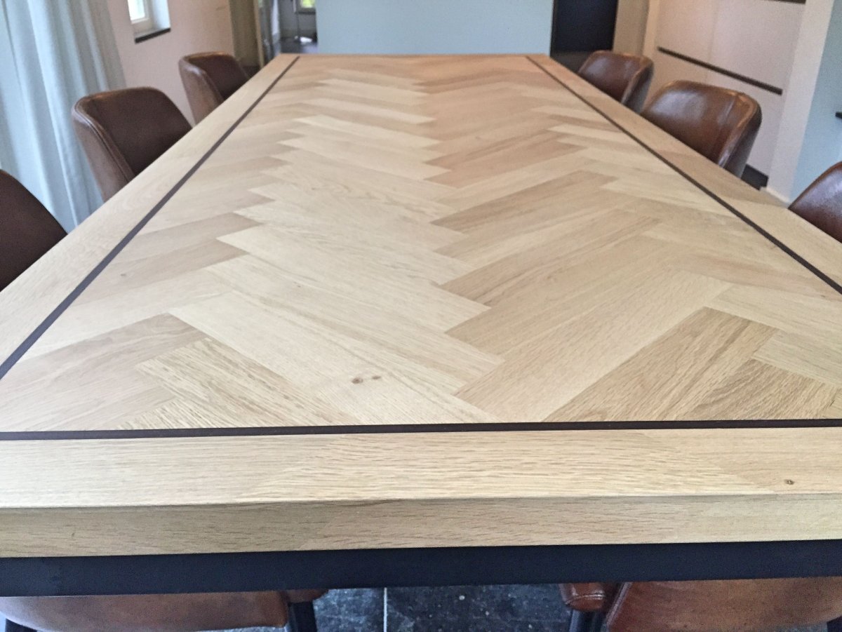 Стол из паркета