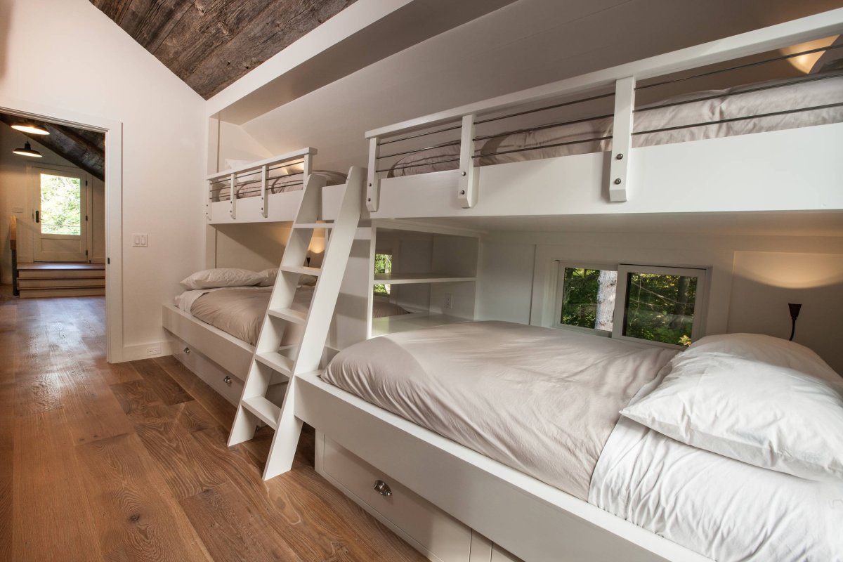 Двухэтажные кровати в большой комнате