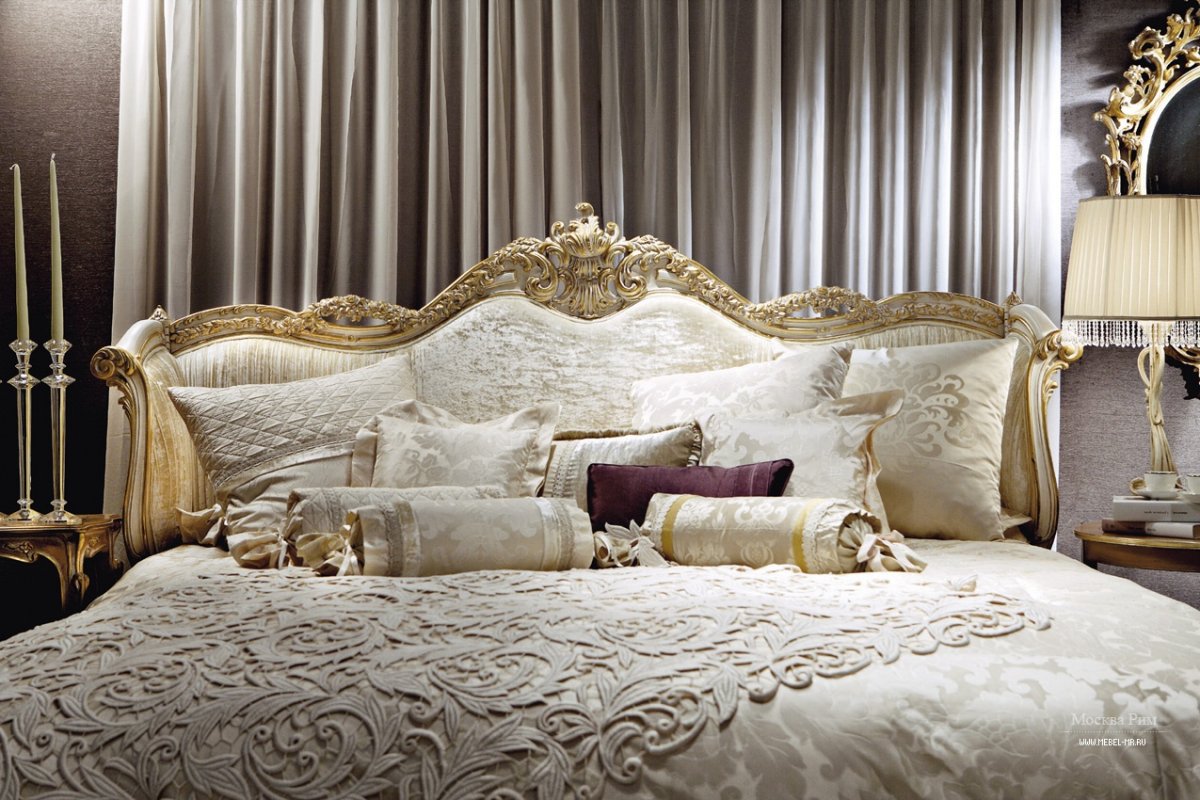 Королевская кровать сбоку