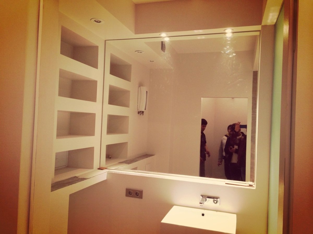 Зеркало в нише в ванной