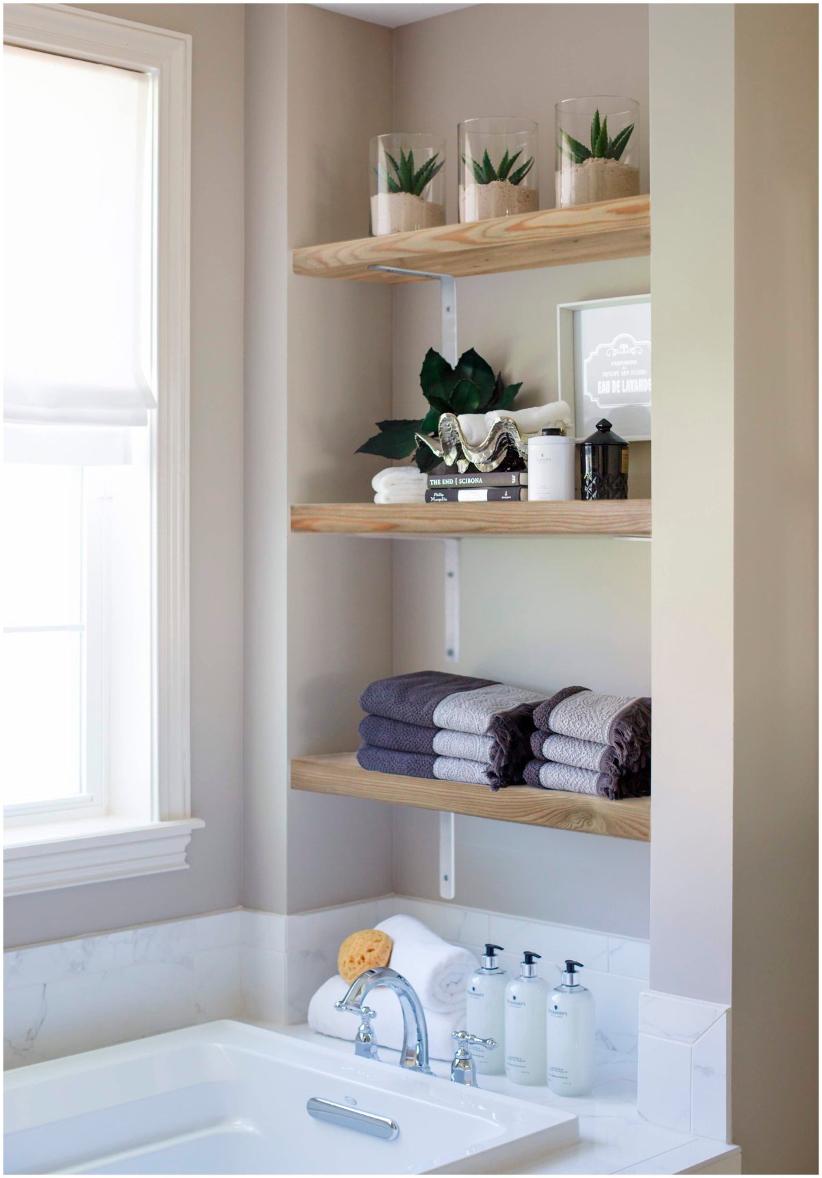 Встроенные полочки в ванной