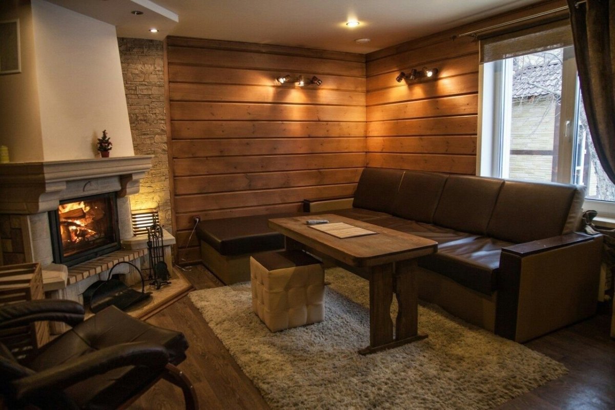 Банька с камином в комнате отдыха