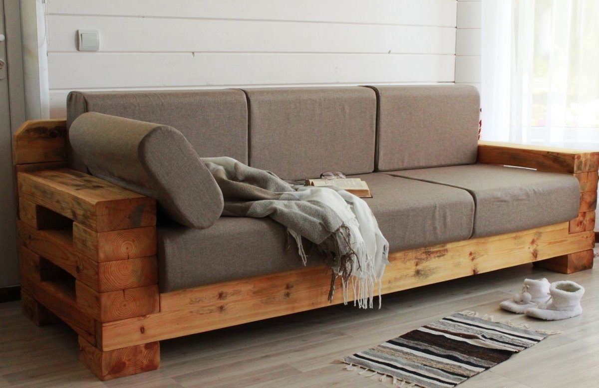 Деревянный диван для дачи