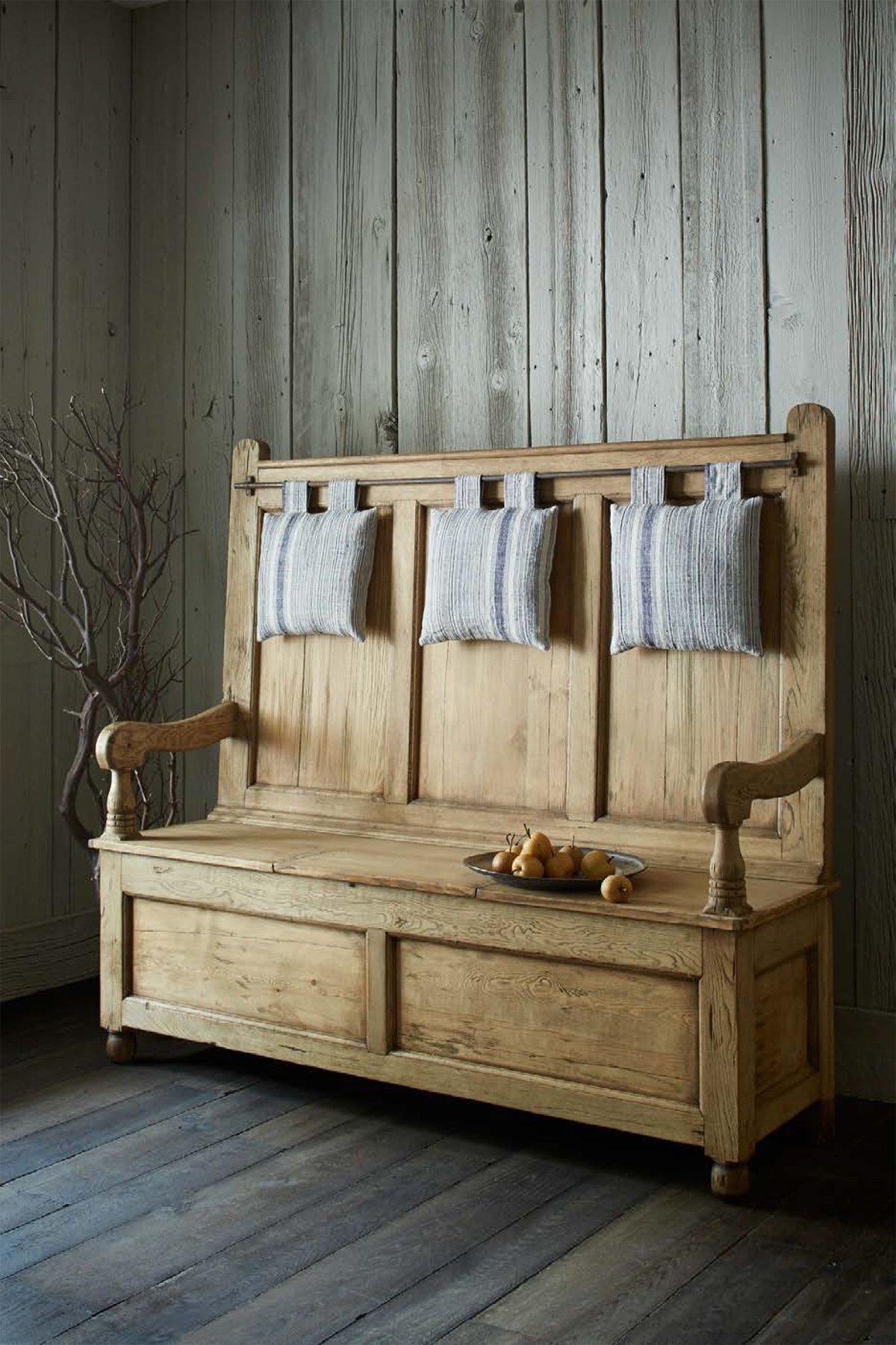 Деревянный диванчик