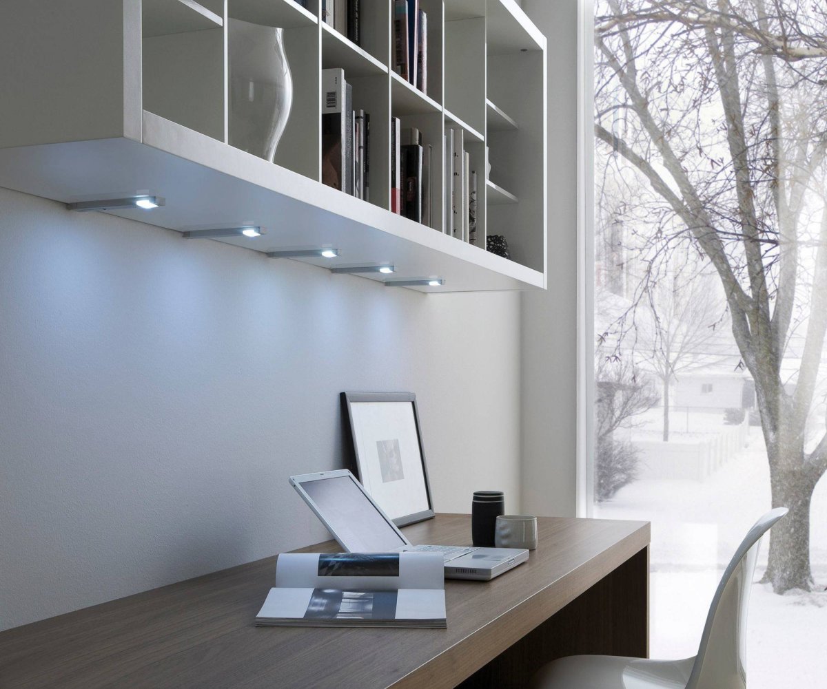 Светильник над компьютерным столом