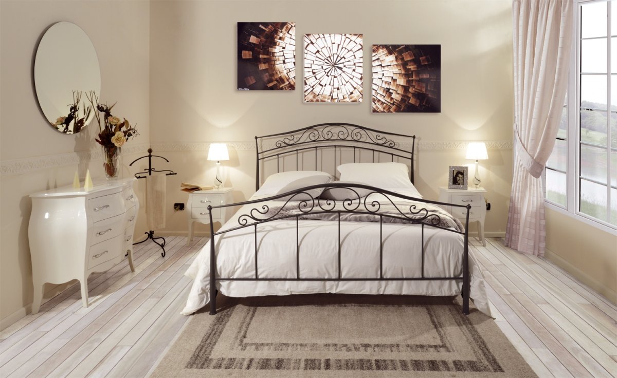 Картина над кованной кроватью