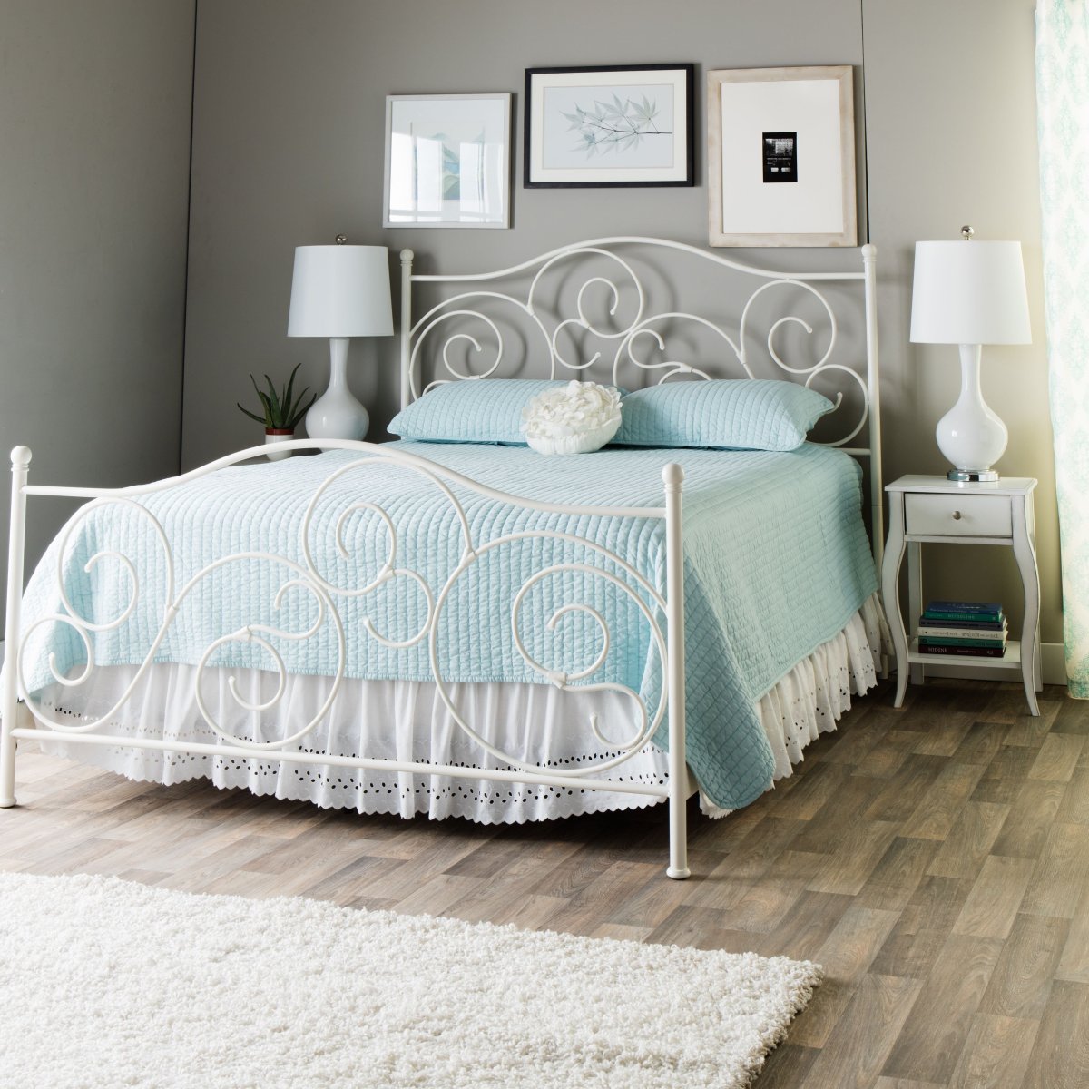 Интерьер спальни с металлической кроватью белого цвета