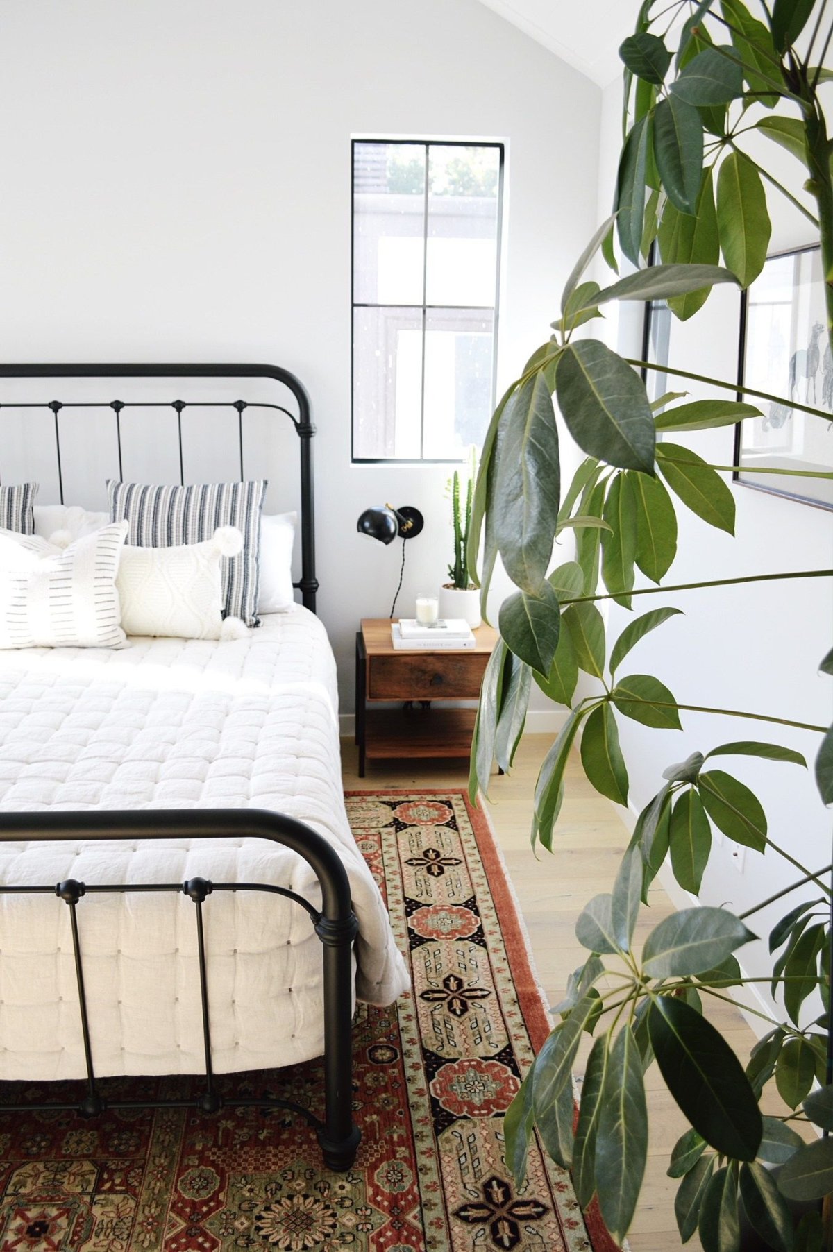 Железная кровать в интерьере спальни
