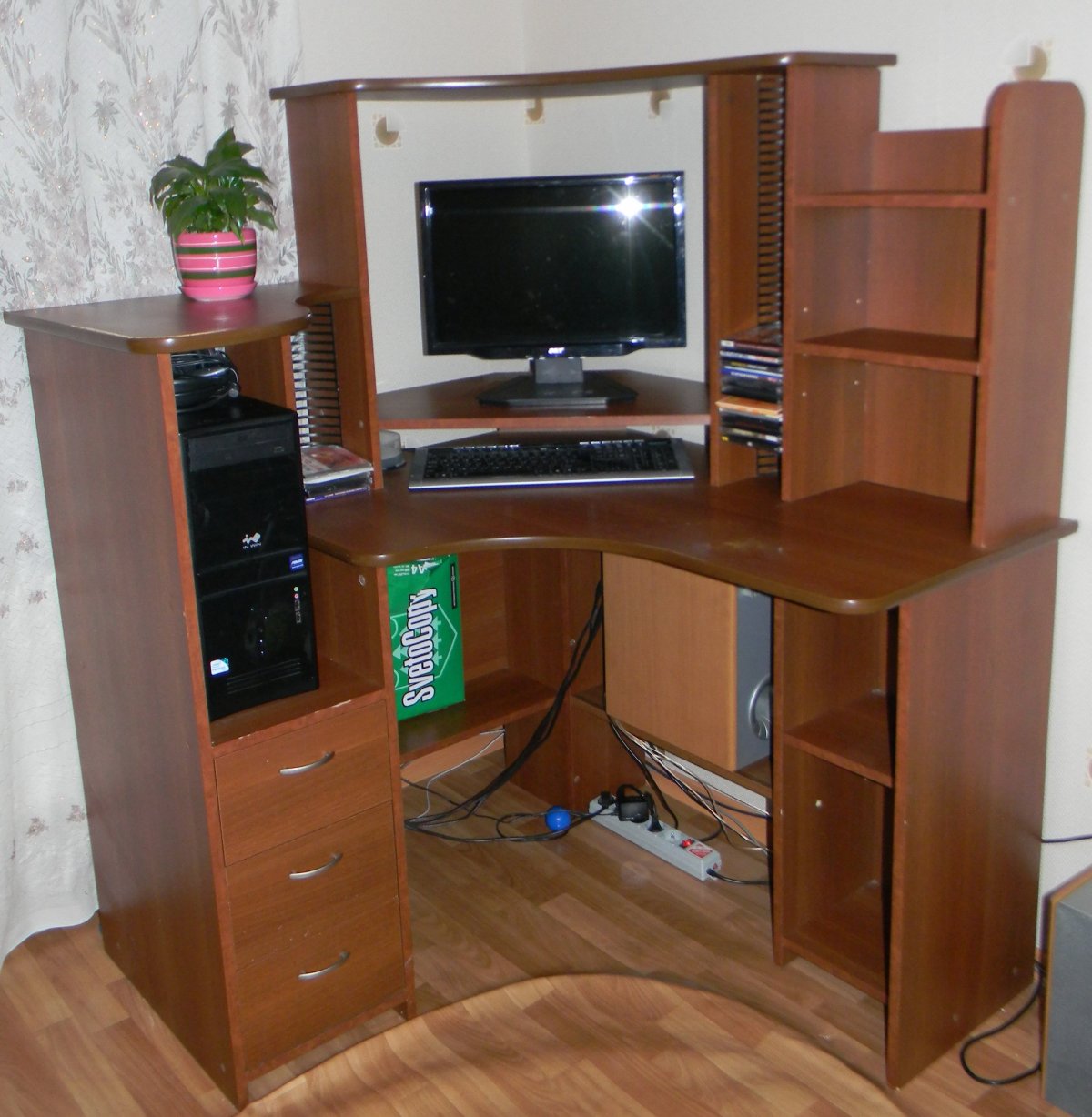 Компьютерный стол старый