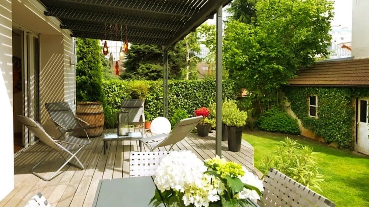 Терраса на заднем дворе