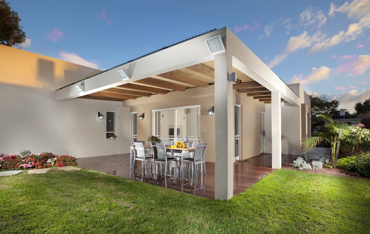 Дом с плоской крышей и навесом