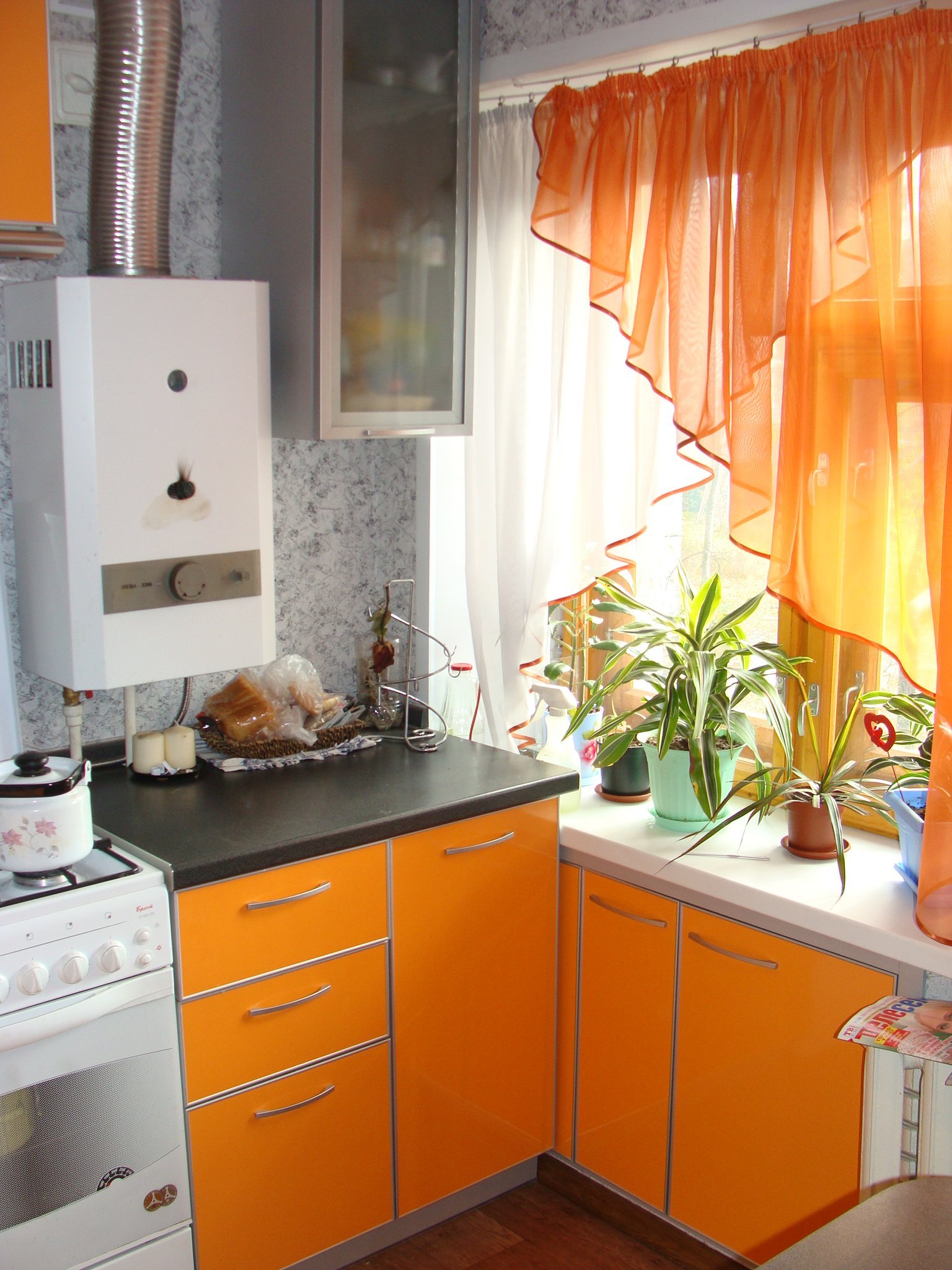 Маленькая кухня с колонкой: особенности интерьера и выбор кухонного гарнитура