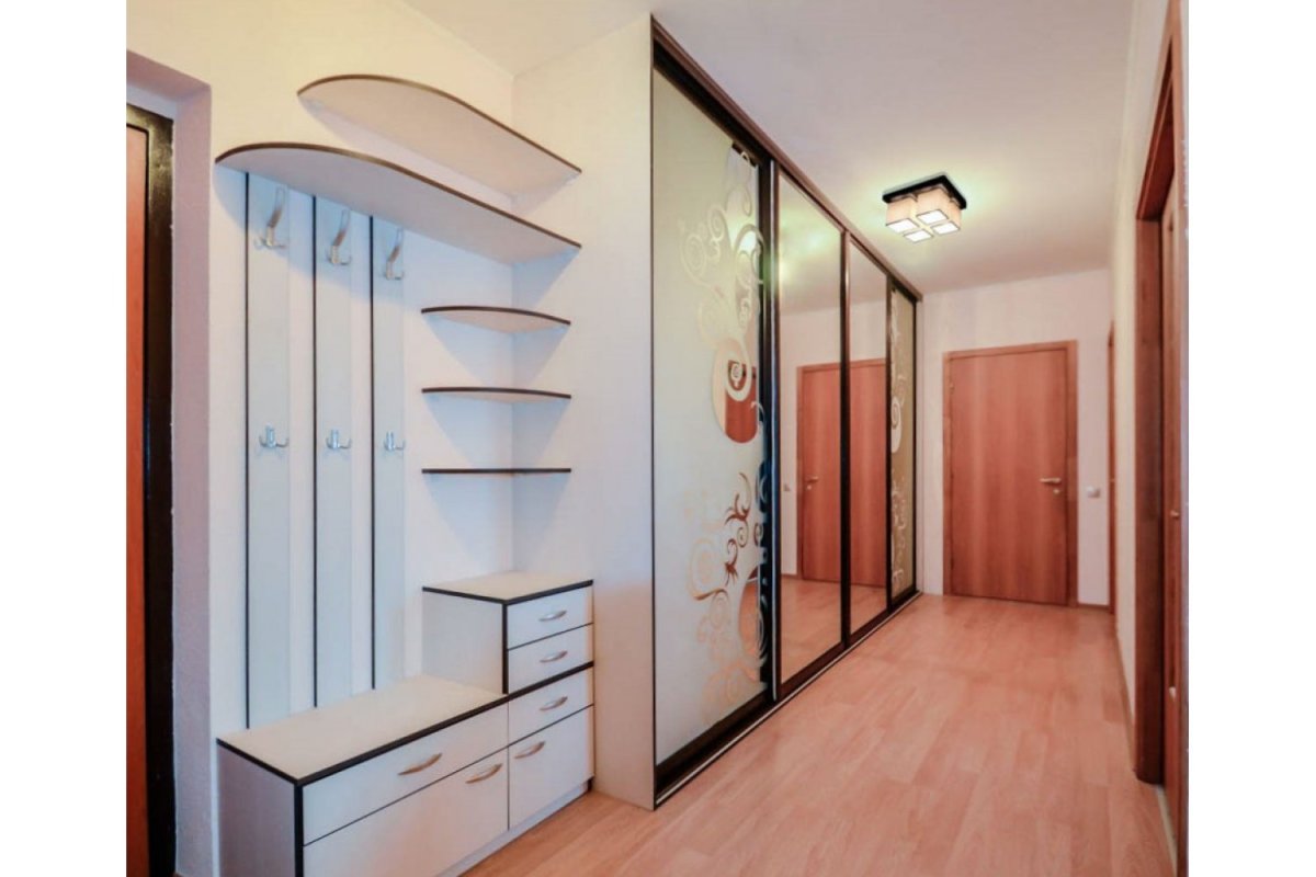 Длинный встроенный шкаф в прихожую