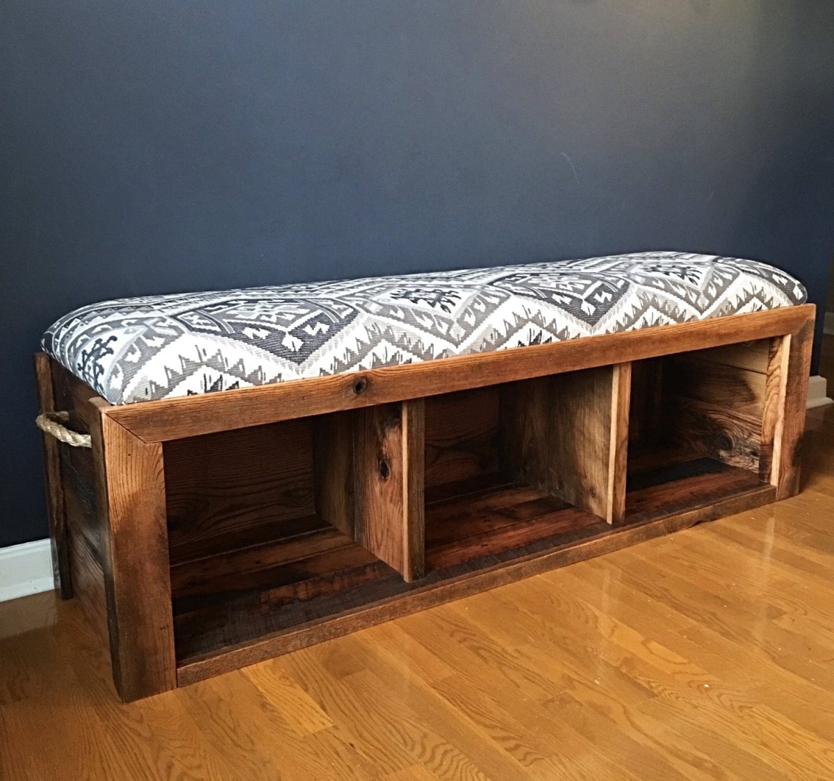 Скамья в прихожую из дерева