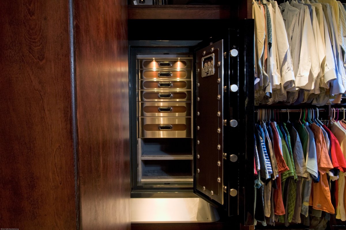 Оружейный сейф в интерьере
