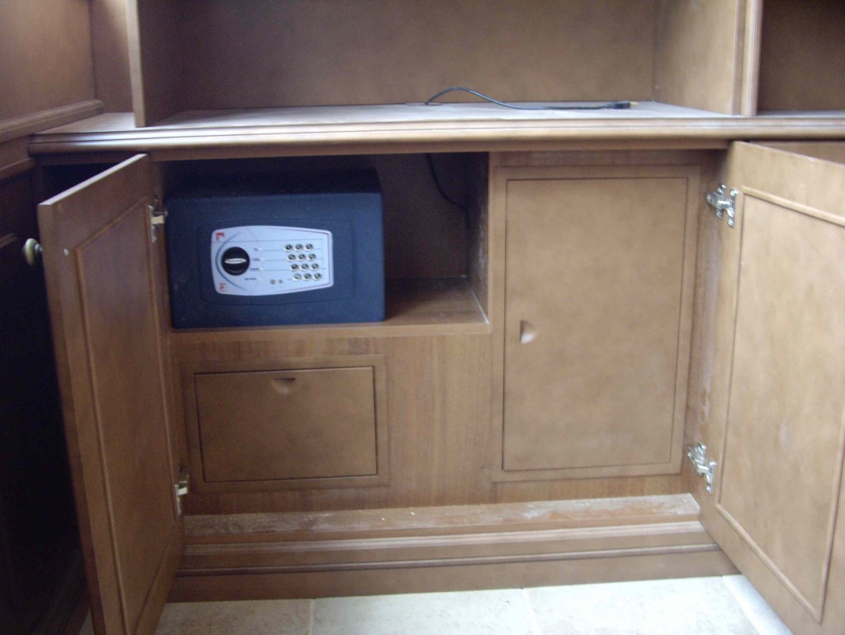 Сейф встроенный в шкаф