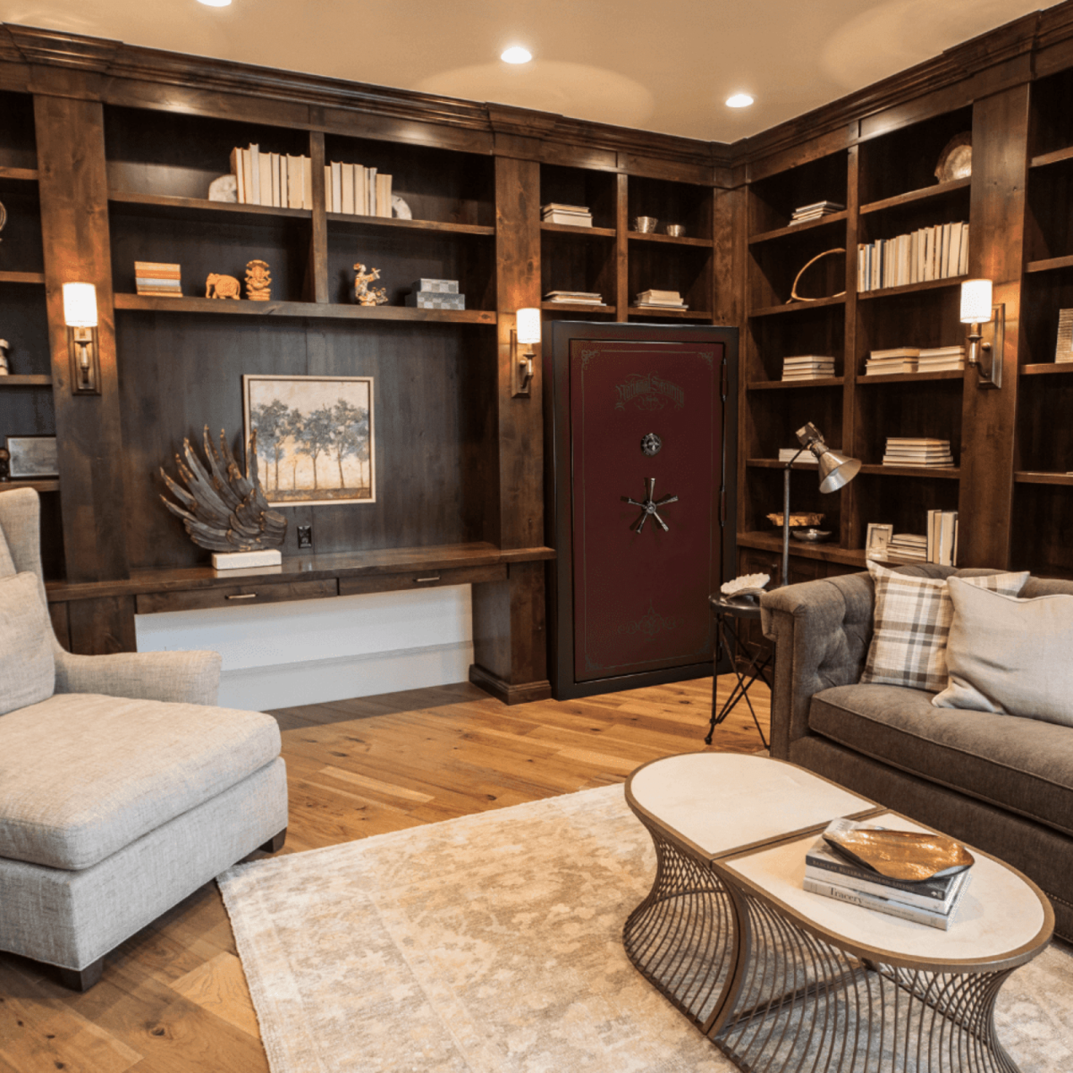 Сейф в интерьере кабинета