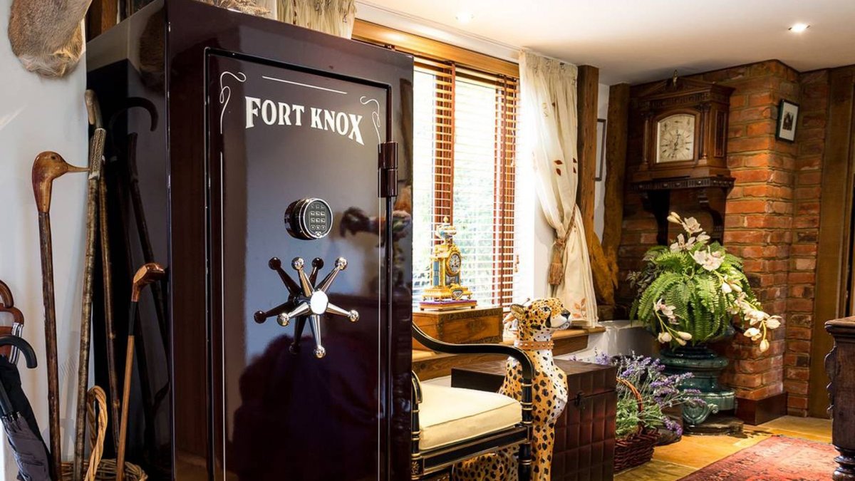 Сейф в интерьере