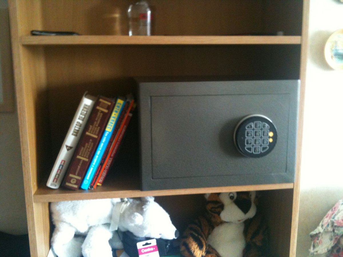 Сейф встраиваемый в шкаф