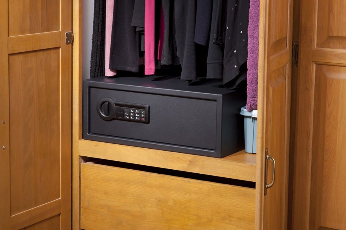 Сейф встроенный в шкаф