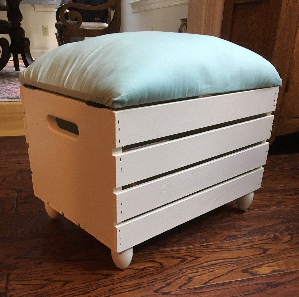 Пуфик из ящика