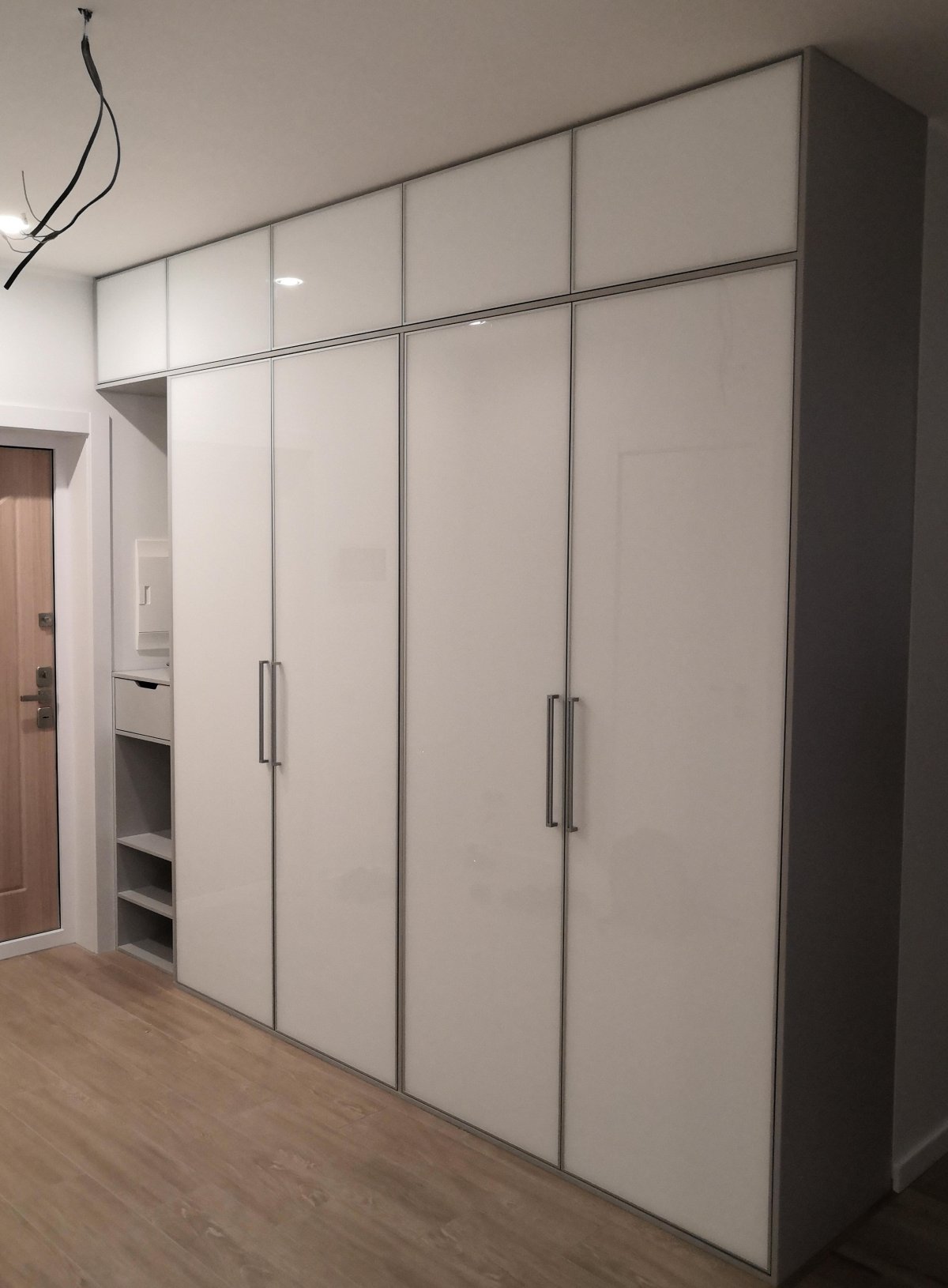 Распашной шкаф в прихожую